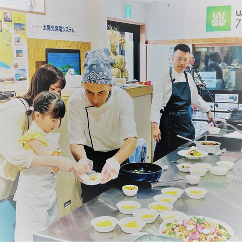 参加した子どもたちが盛りつけ体験