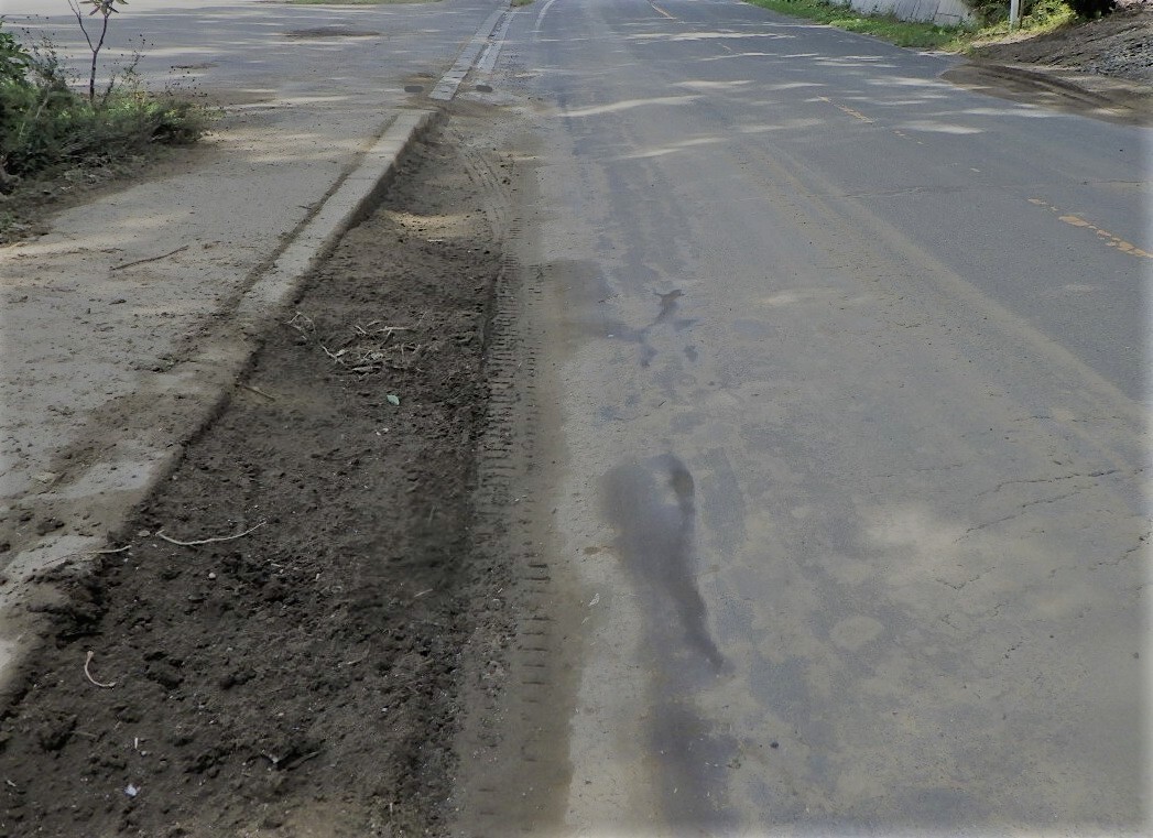 汚損された道路の画像