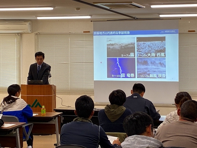 写真2　気象現象について説明①（室蘭地方気象台）